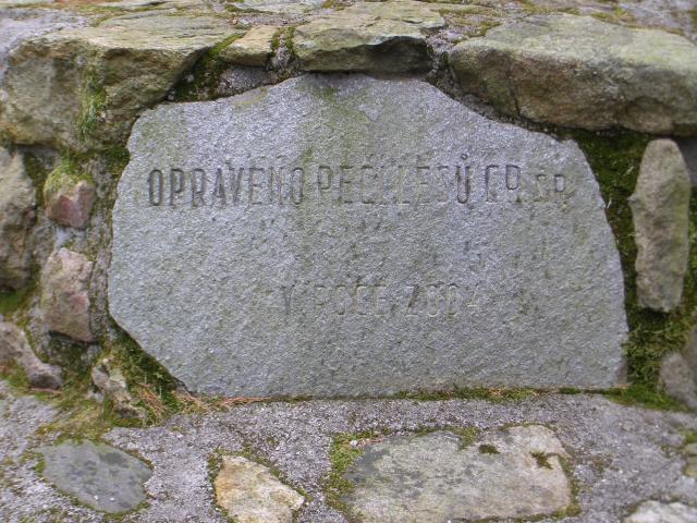 Deska Lesů ČR na vrcholové pyramidě Hradu